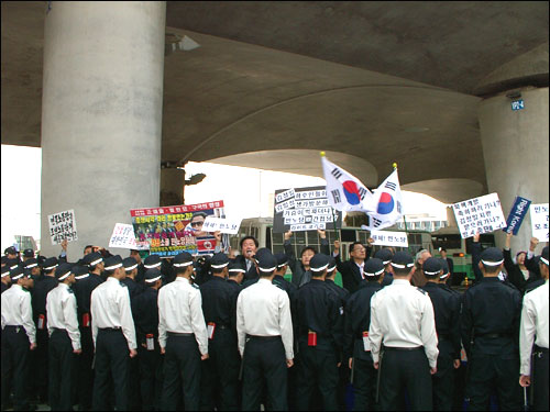 인천공항 주차장 입구에서 보수단체 회원들이 막으려 하자 민주노동당 방북단은 역주행으로 빠져나갔다. 